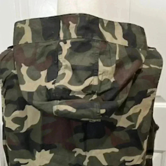 Zenana Outfitters Vest Women Medium Camouflage Hooded EUC - Picture 11 of 14